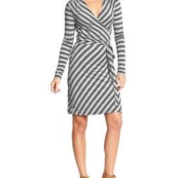 Old Navy Dresses & Skirts - 🆕 Gray striped wrap dress - NWOT!